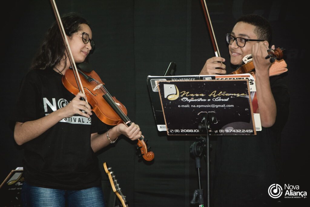 Aula de violino na Nova Aliança Escola de Música, em Guarulhos