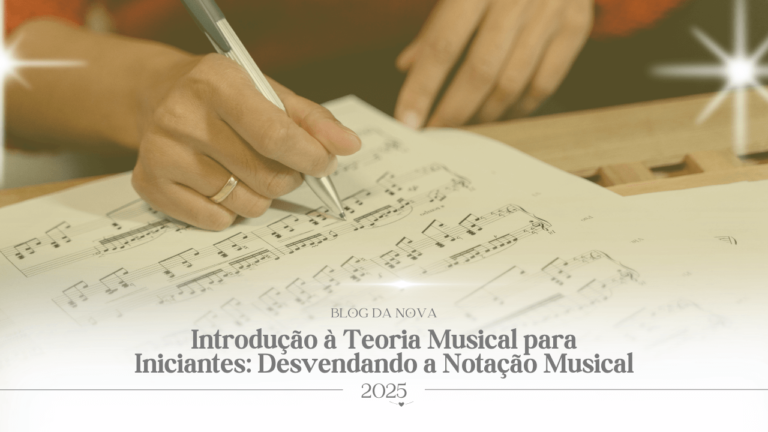 Mão escrevendo notas musicais em uma partitura com lápis